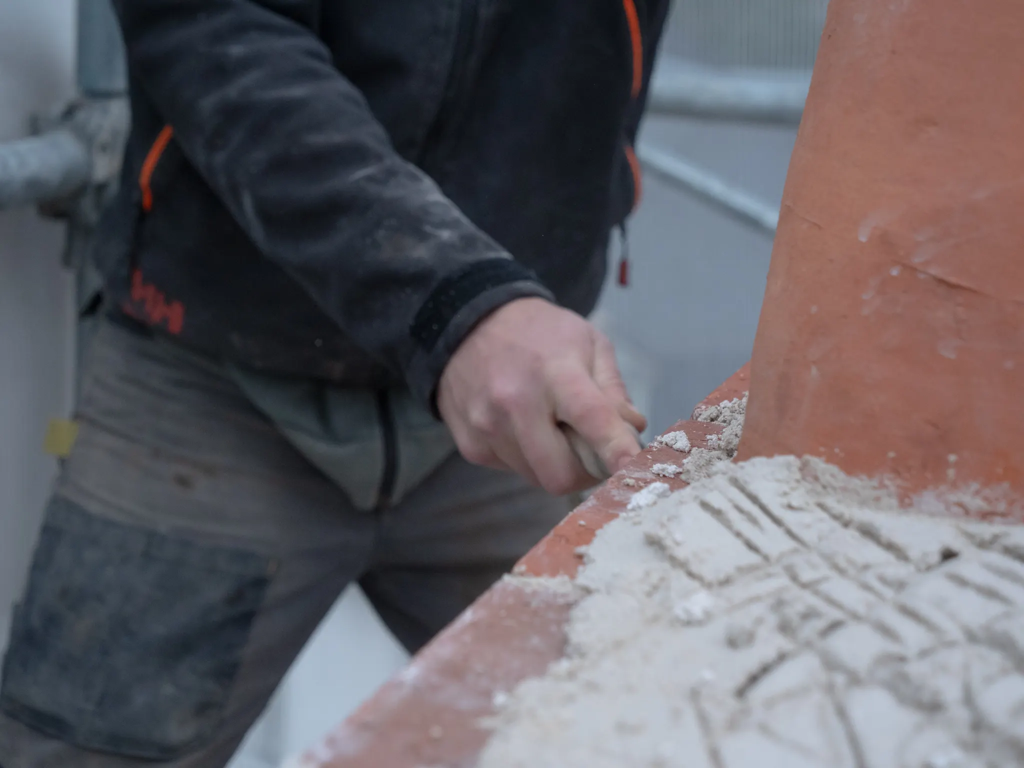 Détail de restauration sur un ouvrage ancien.