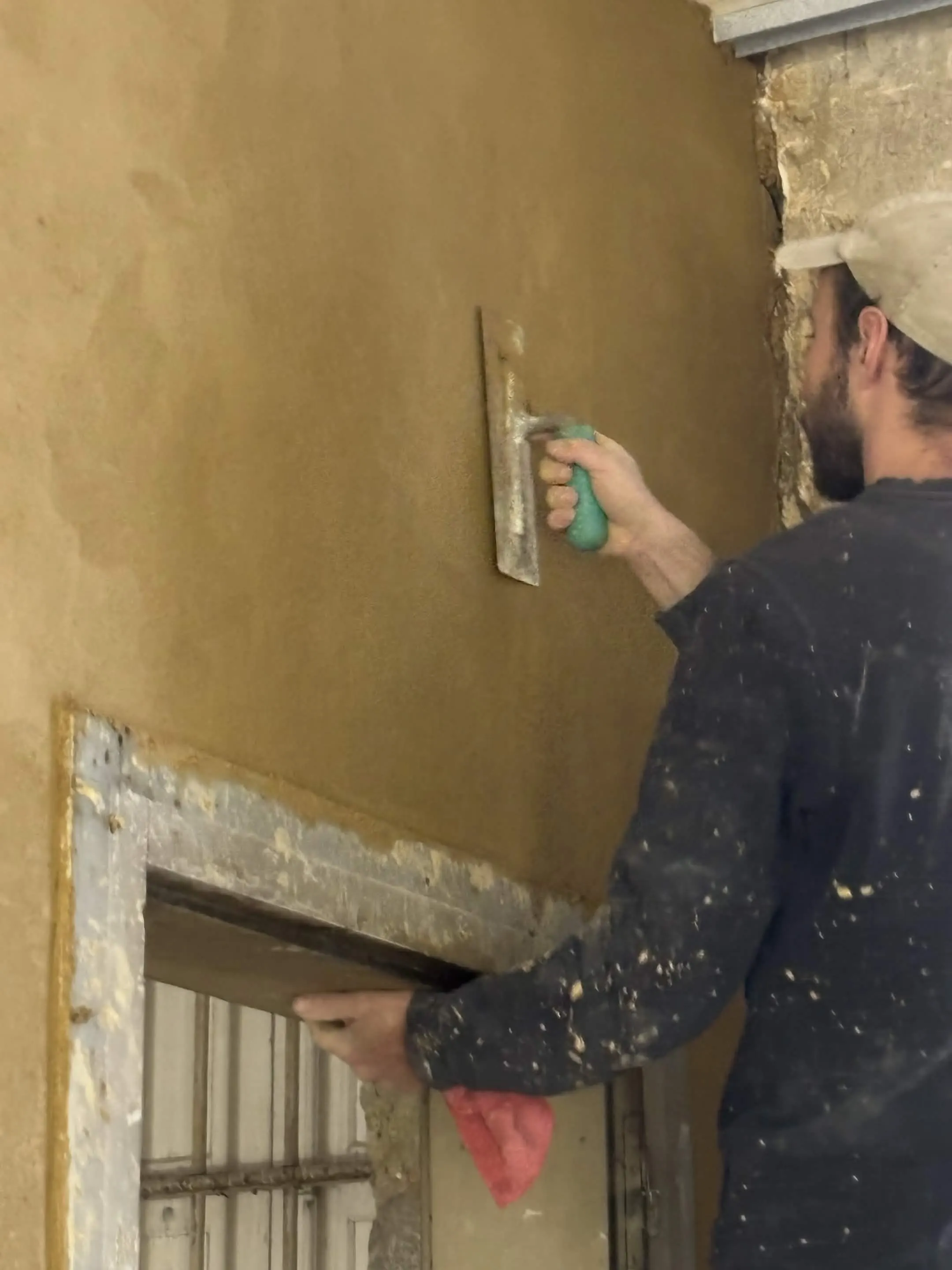 Mur ancien préparé pour enduits et finitions.