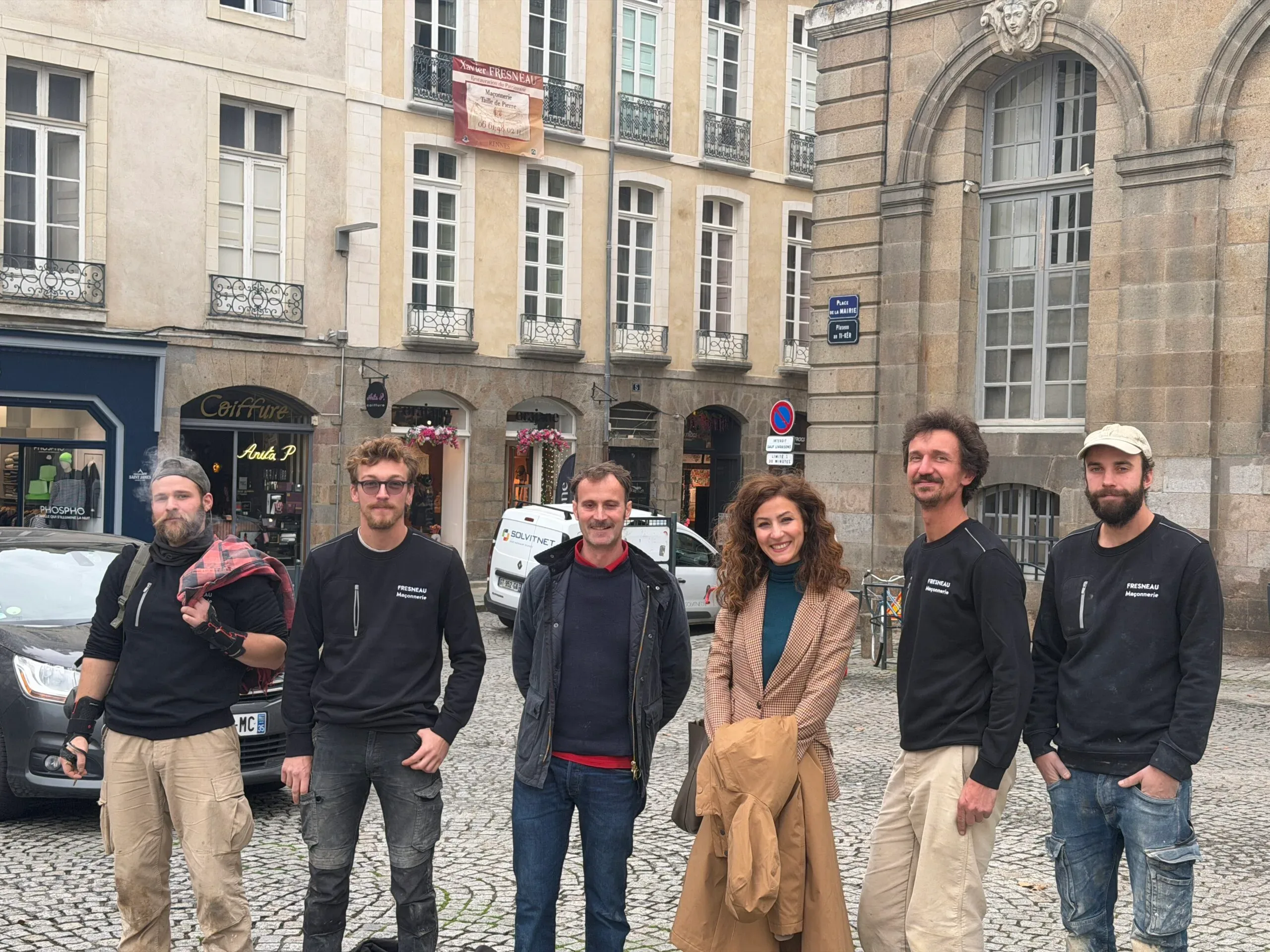 Equipe Fresneau Maçonnerie réunie devant une façade ancienne.