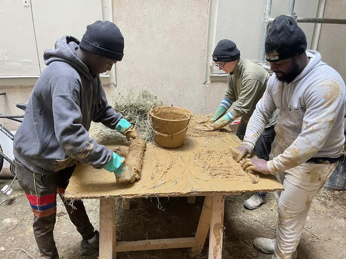 Technique traditionnelle de quenouille sur chantier.