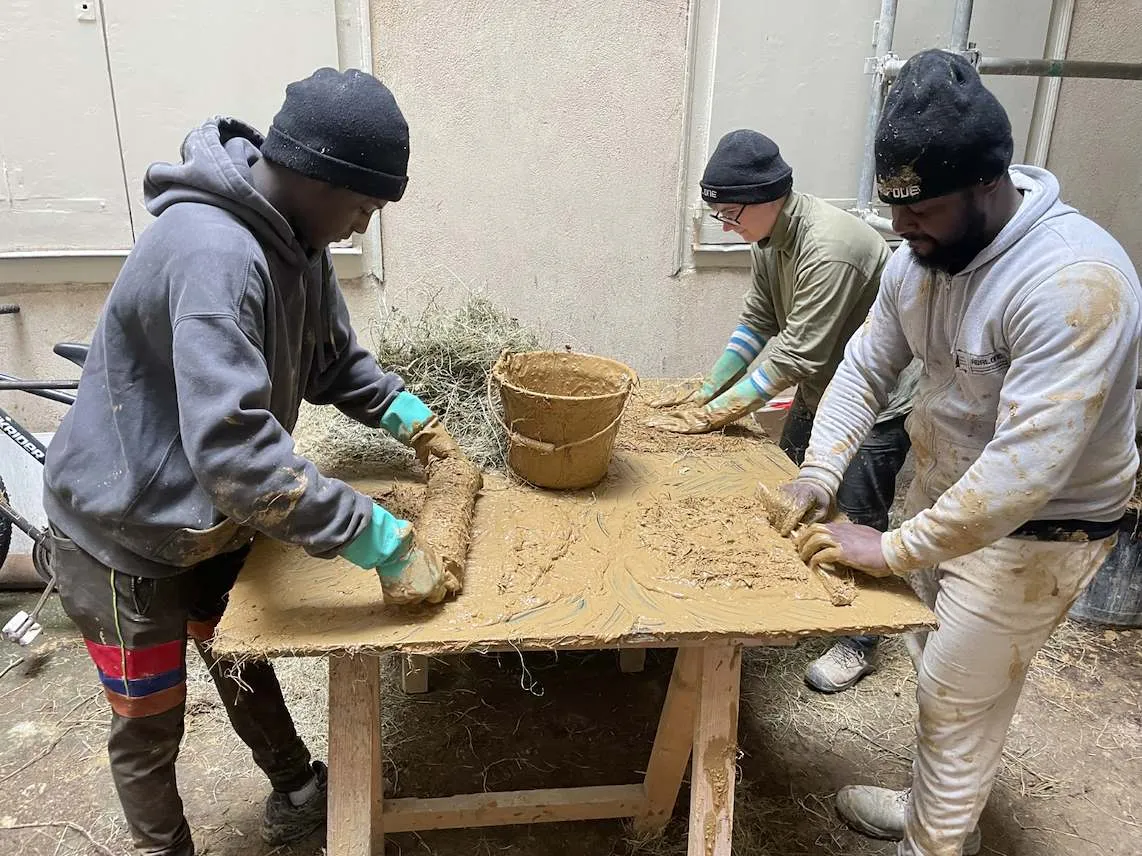 Technique traditionnelle de quenouille sur chantier.